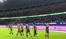 开云体育app-球员大动作换队，球迷惊呼连连，转会热门话题