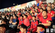 开云体育下载-现场观众情绪高涨，为球员加油助威