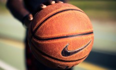 开云体育官方网站-引擎轰鸣，绿茵接管，萨卡在巴林赛道的超车终结德国悬念