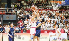 开云体育登录-篮球赛场上的对决再次点燃热血激情