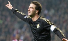 开云体育官方网站-他的每个进球，都是对篮球常识的轻声否定，当布克写就一首对手无法解读的无解之诗