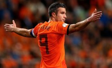 开云APP-红牛二队轻取法拉利，当新锐的冰蓝色闪电劈开跃马红色王朝的午后