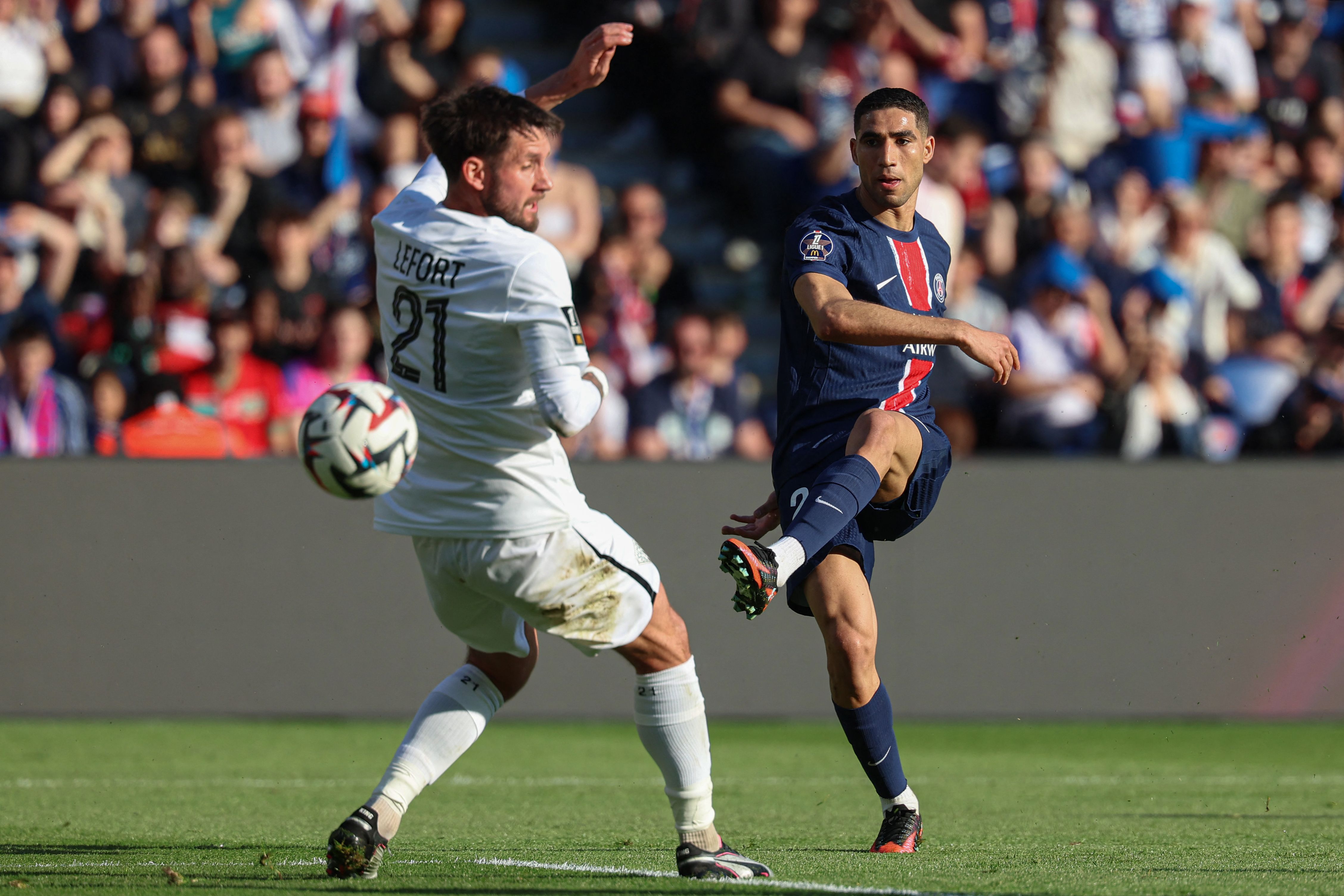 巴黎球王连续进球，成为法甲焦点