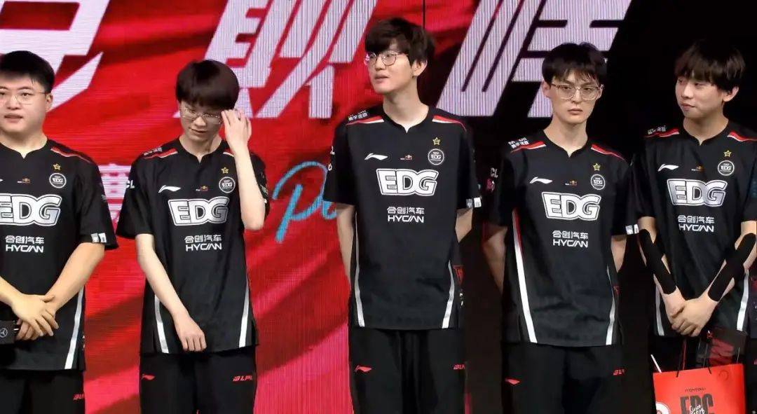 V5横扫EDG,Uzi拿下关键大龙峡谷大战八强赛,引爆全场热议 V5横扫EDG,Uzi拿下关键大龙峡谷大战八强赛,引爆全场热议