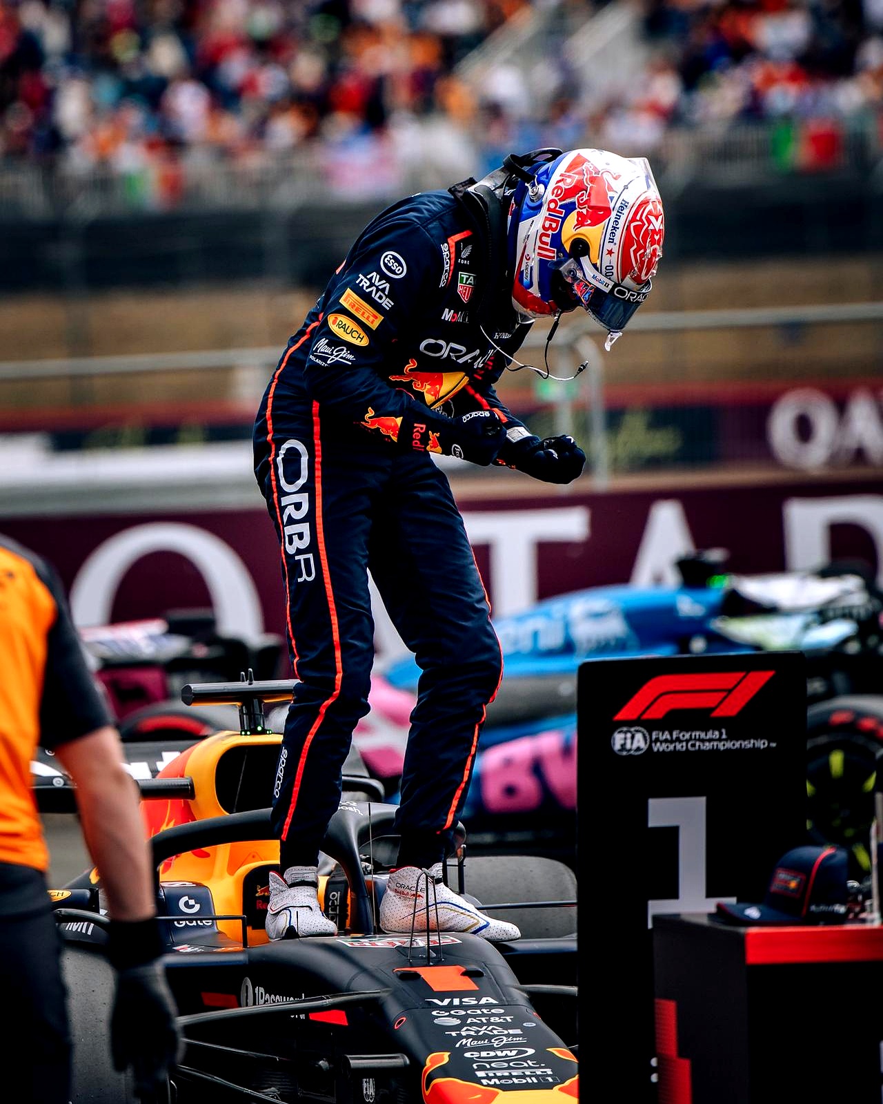 红牛车队横扫阿斯顿马丁，塞恩斯统治全场的简单介绍