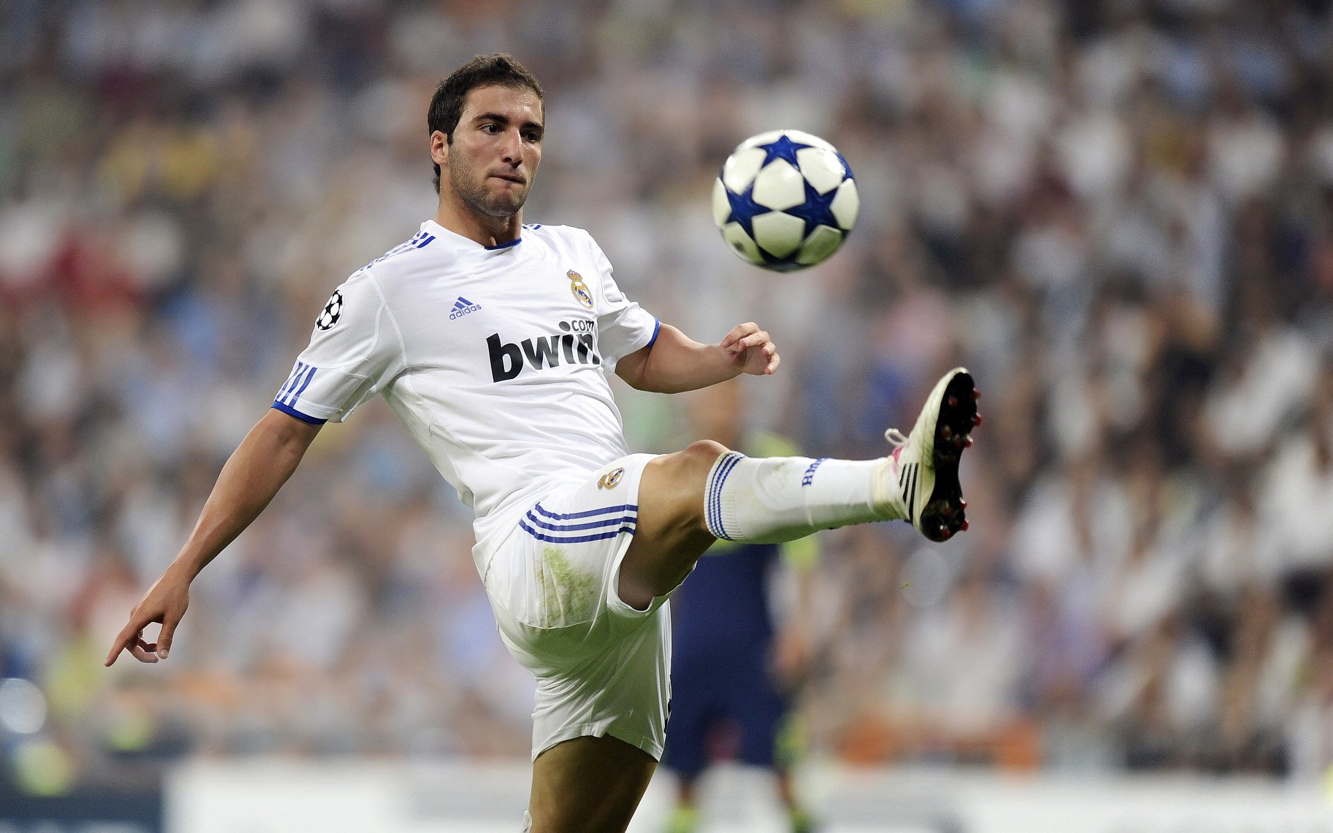 反差美学，当姆巴佩的自私照亮米兰的无私