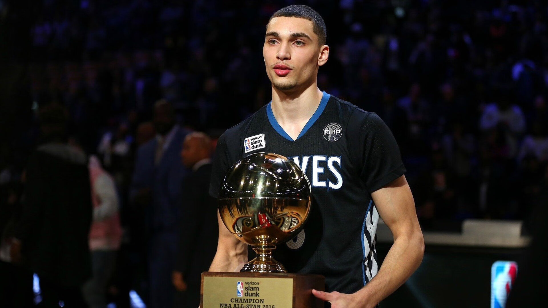 时代广场霓虹 vs 故宫红墙，布克关键先生引领尼克斯完胜北京队